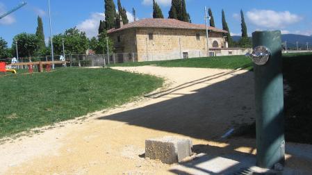 En una imagen de archivo, el área urbanizada de Otadia, con la ermita del Santo Cristo de fondo./