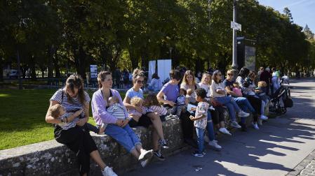 Un grupo de madres amamanta a sus hijos e hijas en Antoniutti en un fiesta de Amagintza en octubre de 2022./
