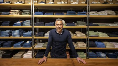 César Valcarlos, tras el mostrador de Cuadrado Pamplona, la tienda de moda hombre de la calle Estella