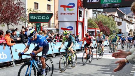Primer paso por Alsasua del pelotón de la Vuelta al País Vasco en la tercerta etapa./