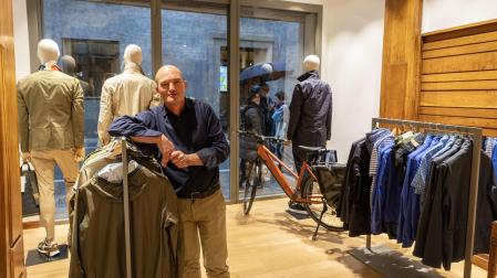 Alfonso Artazcoz, junto al escaparate de su tienda en la calle Mayor número 5