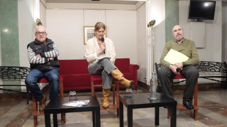 Javier del Cura, director teatral del Misterio de Obanos; Arantxa Hernández, alcaldesa de la localidad y presidenta en funciones de la Fundación Misterio de Obanos y Julio Ayerra, secretario de la entidad