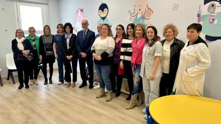 Momento de la visita el 20 de marzo del consejero Domínguez a Andosilla en la que trasladó la propuesta de r unificar urgencias.  En la foto, junto al equipo directivo del área de Salud de Estella y el de Pediatría del centro de salud de Andosilla, que estrenaba nuevas consultas tal y como muestra la imagen. 	cedida