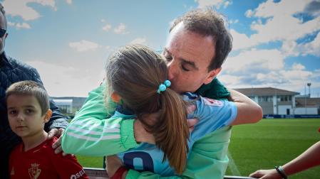 Jagoba Arrasate abraza a una joven seguidora rojilla que le emocionó con sus palabras