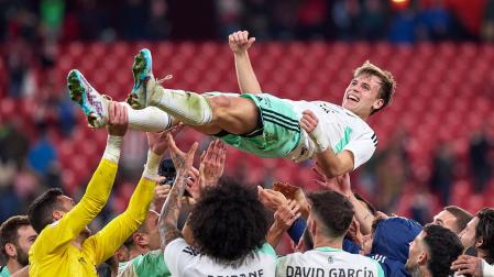 Pablo Ibáñez, autor del gol histórico, fue manteado por sus compañeros./