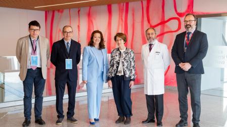 : De izq. A dcha.: el Dr. Carlos Almonacid, vicepresidente de Separ; el Dr. Luis Seijo, director de Neumología de la Clínica y coordinador del Área de Oncología Torácica de Separ; la consejera de Sanidad de la Comunidad de Madrid, Fátima Matute; la directora de la Clínica Universidad de Navarra en Madrid, la Dra. Esperanza Lozano; el Dr. Nicolás Pérez, subdirector médico de la Clínica; y Álvaro Zabala, director de Operaciones de la Clínica Madrid.