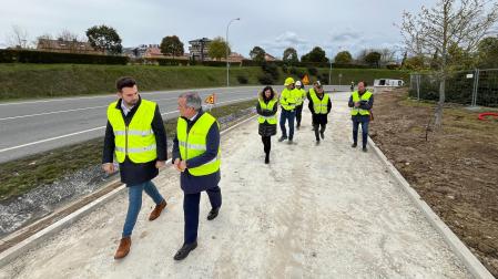 El consejero Chivite, recorriendo el carril que conectará Pamplona con Zizur Mayor