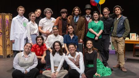 El grupo de teatro universitario Mutis por el Foro representa el sábado la obra 'Los árboles mueren de pie'.