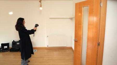 Un adosado ubicado en la Avenida Concejo de Iza de Zuasti fue el escenario elegido por el COAT para presentar su nuevo servicio de asesoramiento. La vivienda, que data del año 2006, acaba de ser adquirida por sus nuevos propietarios, que todavía no están instalados. José María Zuazu, tesorero del Colegio, y Begoña Anaya, del gabinete técnico, ofrecieron una demostración práctica. En la imagen, Anaya sostiene una cámara termográfica para comprobar el aislamiento de las paredes.