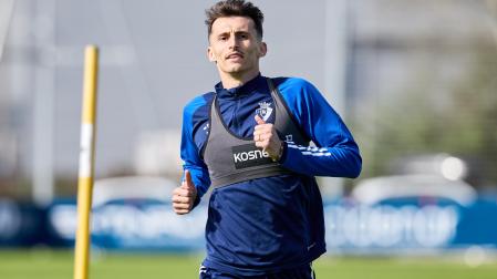A: J.P. Urdíroz
F: 04-04-2024
P: Budimir
L: Pamplona. Instalaciones del C.A. Osasuna en Tajonar.
T: Fútbol. Entrenamiento del primer equipo.