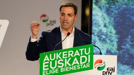 El candidato a Lehendakari y cabeza de lista por Bizkaia, Imanol Pradales, interviene durante el arranque de la campaña electoral del PNV