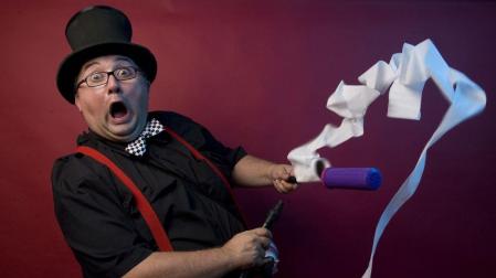 Kaito, mago invitado en el 10º Festival de Magia de Navarra, hoy en la Escuela Navarra de Teatro.
