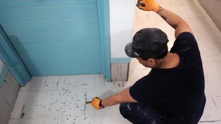 Uno de los albañiles muestran las moscas en el rellano del apartamento