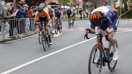 Mauro Schmid (d), del Jayco, y Enekoitz Azparren (i), del Euskaltel, lideran el pelotón en la quinta etapa de la Vuelta al País Vasco