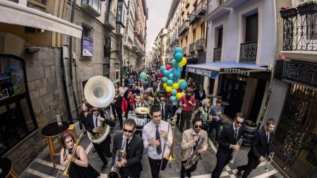 La Iruña Brass Band tocará por las calles de Pamplona acompañada de bailarines de swing.