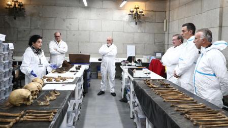 El presidente del Gobierno, Pedro Sánchez (2d), durante su visita este jueves el Valle de Cuelgamuros para conocer sobre el terreno las tareas que se realizan para la recuperación e identificación de 160 víctimas del franquismo reclamadas por sus familias