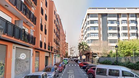 Vista de la calle Impresor Monfort de València donde se encuentra el domicilio en el que localizaron el cadáver./

GOOGLE MAPS

06/04/2024