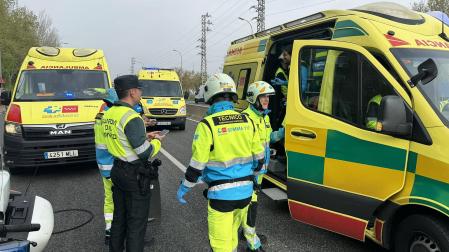 Los equipos de emergencia de Madrid en el lugar del accidente./