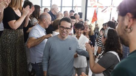 El candidato a lehendakari de EH Bildu, Pello Otxandiano (c), y las candidatas guipuzcoanas, Maddalen Iriarte, y Nerea Kortajarena, este sábado en San Sebastián