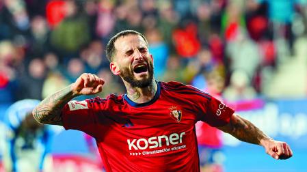 Kosner es el principal patrocinador de Osasuna y el contrato se ha renovado recientemente hasta 2026. En la foto, Rubén García luciendo la camiseta con la marca