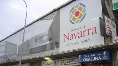 Lonas en El Sadar con la campaña Reyno de Navarra en 2006 que dejaba 1,5 millones al año