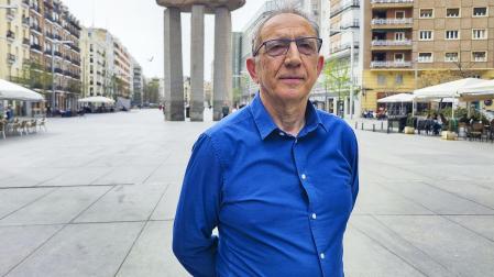 Adolfo García posa durante una entrevista en la que cuenta cómo se ha curado de la hepatitis./