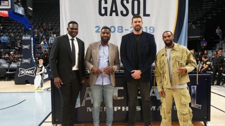 De izda. a dcha., Zach Randolph,Tony Allen, Marc Gasol y Mike Conley durante la ceremonia./