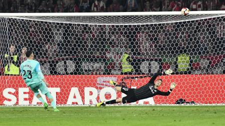 Radonjic lanza por encima del larguero su penalti./