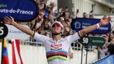 Van der Poel celebra su victoria al cruzar la meta de la París Roubaix