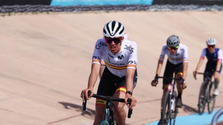 El alsasuarra Iker Gómez llega el Velódromo de Roubaix