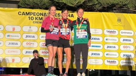 Estela Navascués (izda.) y Ana Llorens (dcha.), secundando a Azucena Díaz