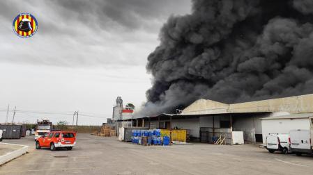 Declarado un incendio en una fábrica de electrodomésticos en Sollana