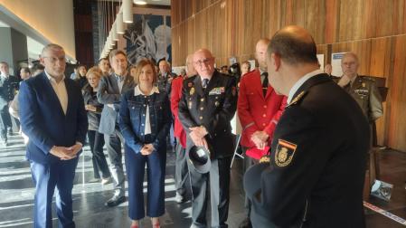 Autoridades civiles y militares, durante la apertura de la muestra