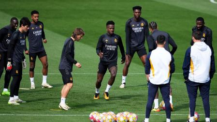 Los jugadores del Real Madrid en un rondo durante el entrenamiento previo al choque contra el City en la ida de cuartos de la Liga de Campeones./