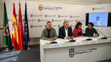 Desde la izquieda: Mikel Armendariz (Geroa Bai), Joseba Asiron y Garbiñe Bueno (EH Bildu), y Txema Mauleón (Contigo-Zurekin)