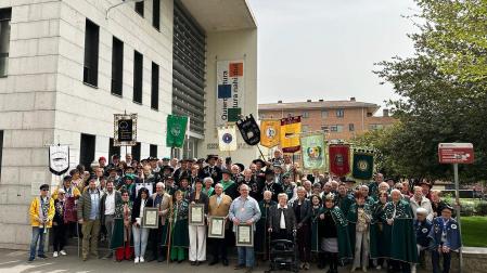 Foto de familia de cofrades de honor, autoridades, miembros de la cofradía del relleno y acompañantes en el capítulo celebrado el domingo.