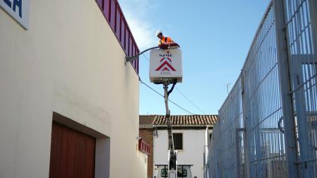 Un operario trabaja en la sustitución de una de las luminarias del alumbrado público de Milagro