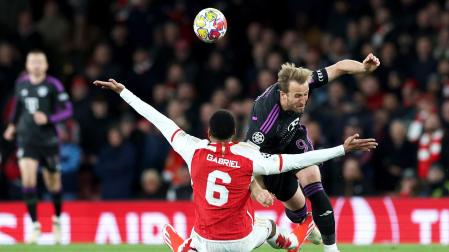 Harry Kane trata de marcharse de Gabriel durante el partido./