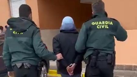Momento de la detención por la Guardia Civil del autor de seis delitos de robo con fuerza