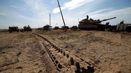 Soldados israelíes de la unidad 98 realizan trabajos de mantenimiento en sus tanques después de retirarse de Khan Yunis, en el sur de la Franja de Gaza