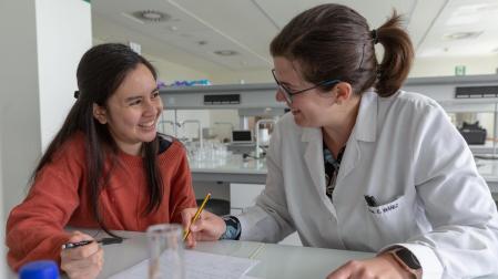 La profesora Elena Ibáñez Sopeña, de la Facultad de Farmacia y Nutrición, con una estudiante en el laboratorio de Química orgánica