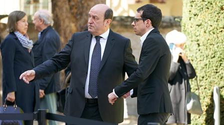 El presidente del PNV, Andoni Ortuzar (i), y el candidato de EH Bildu a Lehendakari, Pello Otxandiano (d), asisten a la capilla ardiente del exlehendakari José Antonio Ardanza, en el Palacio de Ajuria Enea