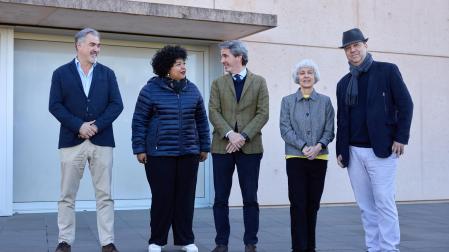 Desde la izquierda, el gerente de la AGAO, Iñigo Laborería; la soprano Ana Lucrecia García; el director del MUN, Jaime García del Barrio; la directora de escena, Liuba Cid, y el director musical, Borja Quintas, este jueves en la explanada del MUN