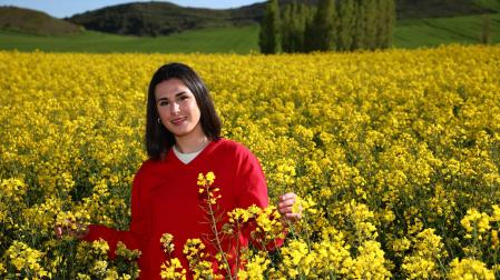 La agricultora de Mutilva, Maitane Aldaba Cuenca, en un campo de colza en Zolina en plena floración