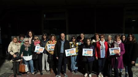 Representantes de COCEMFE y pacientes entregan testimonios al Defensor del Pueblo.