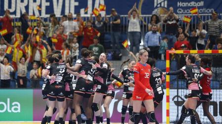 Las jugadoras de la selección española celebran el triunfo ante la República Checa