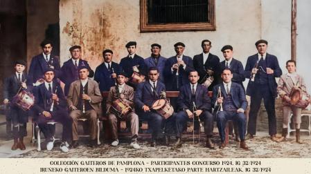 Imagen perteneciente a la colección de Gaiteros de Pamplona con los participantes del concurso de 1924