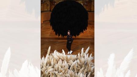 Plumeros de la Pampa naturales retiradas por Monika Aranda, ante el tondo de plantas artificiales./