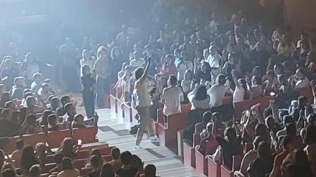 Mikel Izal se ha acercado hasta las butacas donde se encontraban las protagonistas
