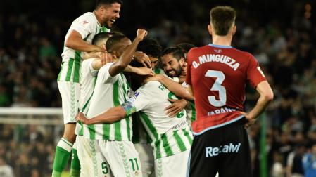 Los jugadores del Betis felicitan a Fekir tras el segundo tanto de los verdiblancos ante un desolado Mingueza.